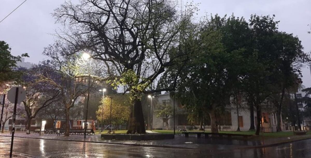 Rosario amaneció con lluvia abundante y alerta meteorológico por tormentas