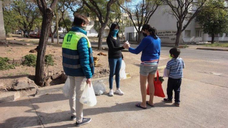 Entrega de kits sanitarios en la Ciudad de Mendoza.