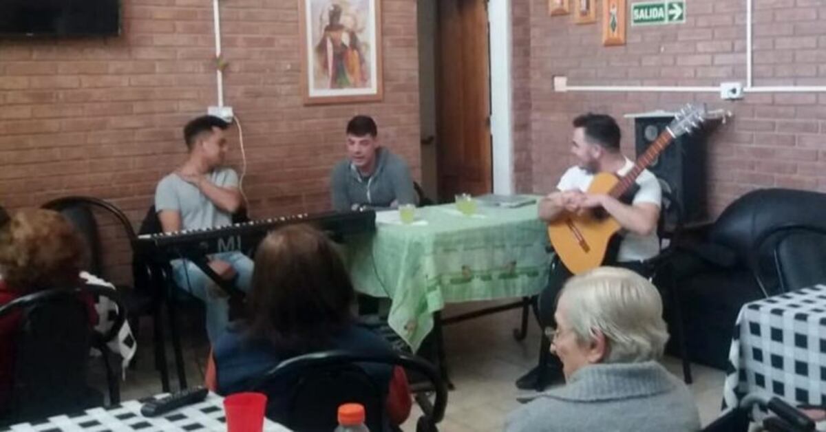 Tres Mega Track cantaron en el geriátrico Santa Rita