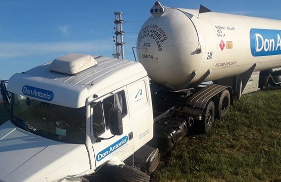 Un camión cisterna y un auto chocaron en la A012. (ConLaGente)