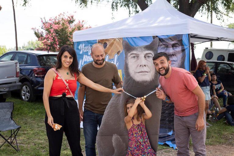 Los diputados Donda y Grosso realizaron esta intervención en el Cosquín Rock, poniéndole un cascabel al gato, en este caso con la imagen de Macri.