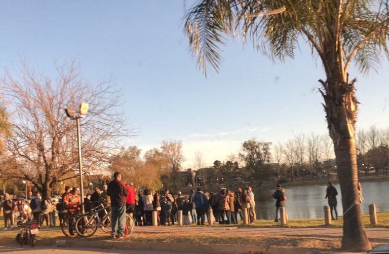 Vecinos presenciando el eclipse solar en la costanera de Carlos Paz