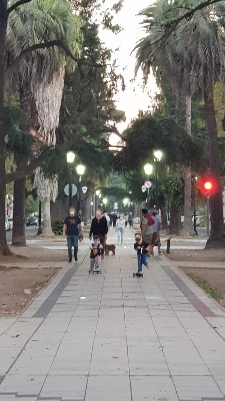 Muchos rosarinos salieron a pasear, pese a que sigue estando prohibido (Vía Rosario)