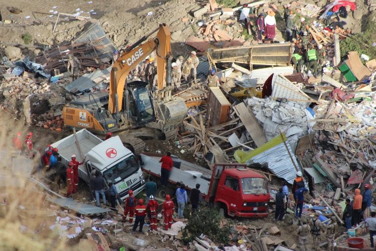 La Alcaldía de la ciudad boliviana de La Paz declaró "situación de desastre" y "alerta roja" en las zonas afectadas por un deslizamiento del terreno que derrumbó decenas de casas, lo que facilitará la atención a los sectores damnificados. EFE/Luis Ángel Reglero