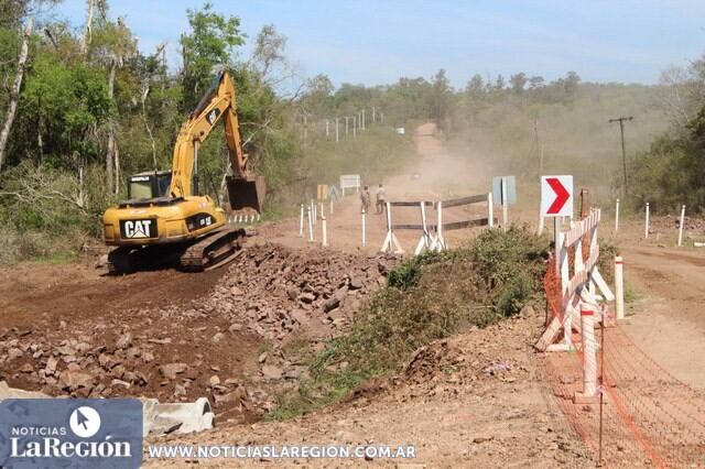 A toda máquina en la pavimentación de la Ruta 204 de Candelaria a Profundidad.