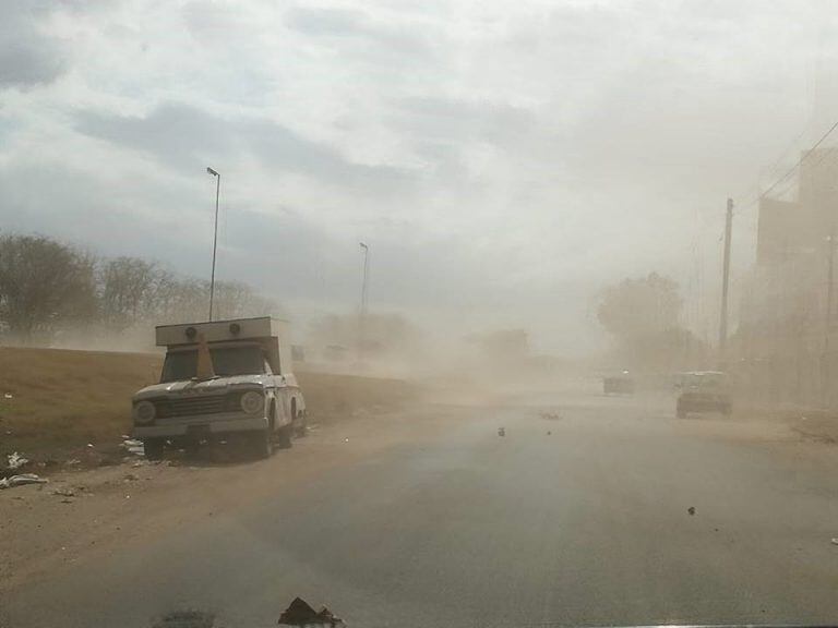 El viento propaga incendios y causa trastornos en la zona de Río Cuarto. Foto Lv16