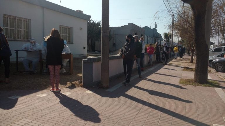 Hisopados en Oncativo a personal auxiliar de la Colonia psiquiátrica Vidal Abal - Fotos gentileza: María Rosa Díaz - Lo que Pasa