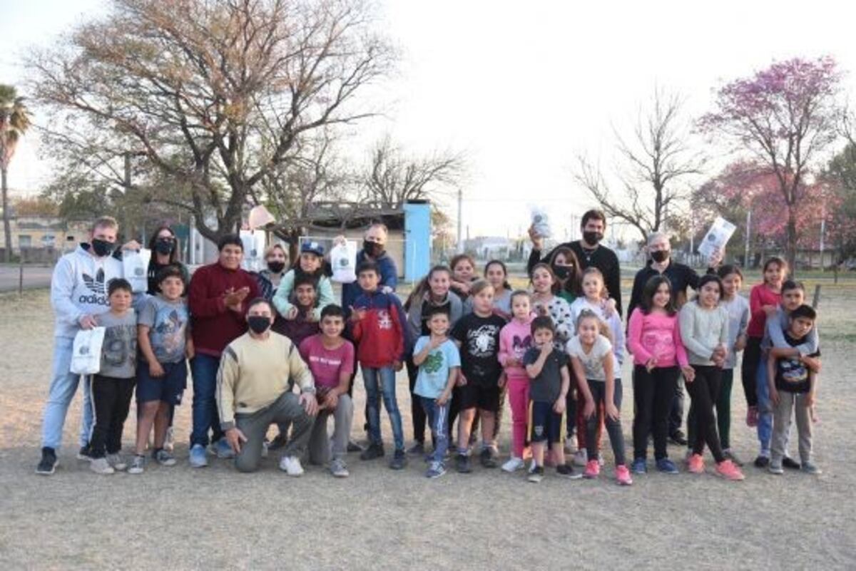 Morteros: campaña "Mis zapatillas" entregó calzado al primer merendero