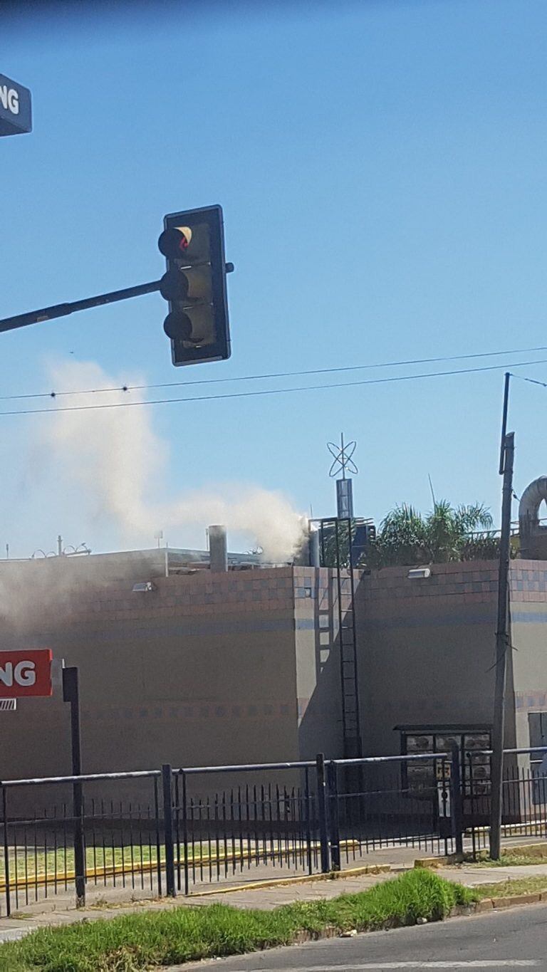 El principio de incendio se originó en el local de Burger King ubicado en el complejo Cinépolis, ex Village. (@candeliste)