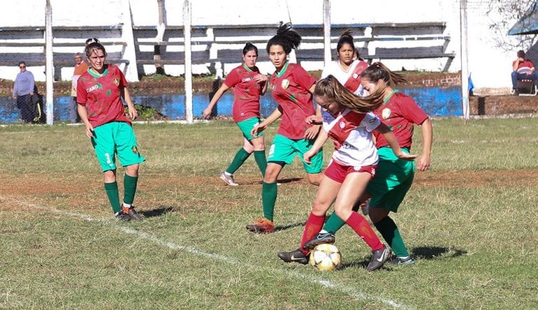 En un partido parejo, Oberá sacó ventaja en el choque de ida. Ahora le toca a Posadas remontar el resultado adverso. (Gentileza Liga Posadeña)