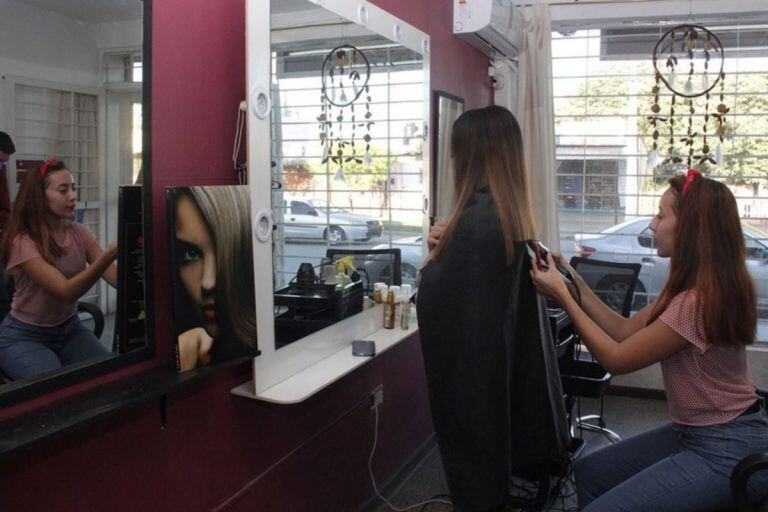 La joven villamercedina corta el pelo a cambio de donaciones.