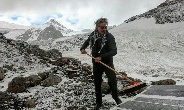 Arana en pleno trabajo despejando la nieve sobre los panels solares.