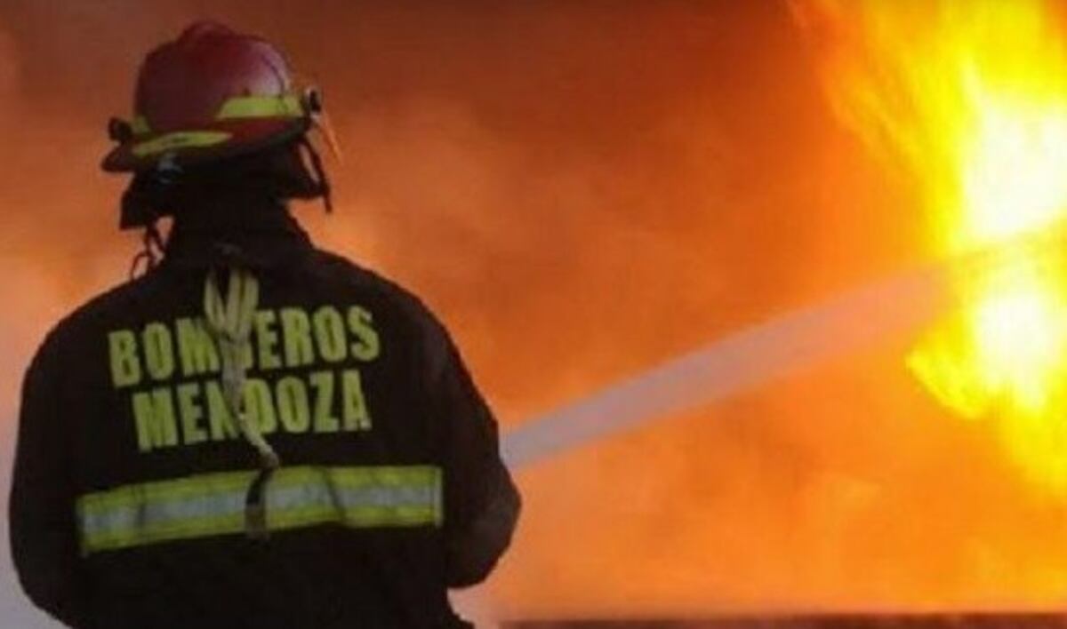Un padre y sus dos hijos menores están graves tras incendiarse su casa