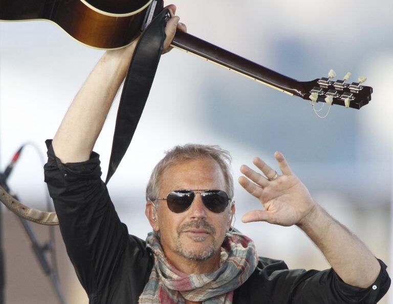 Kevin Costner también mostró su costado musical.