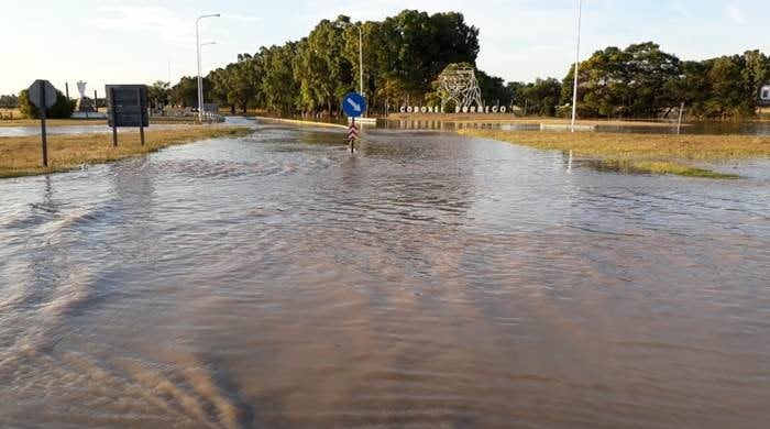 Comienza un operativo de emergencia para quitar el agua de la ruta