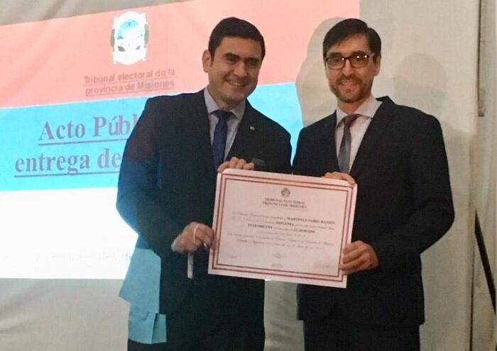 El intendente electo de Eldorado, Fabio Martínez (izq.) recibiendo su diploma. (MisionesOnline)