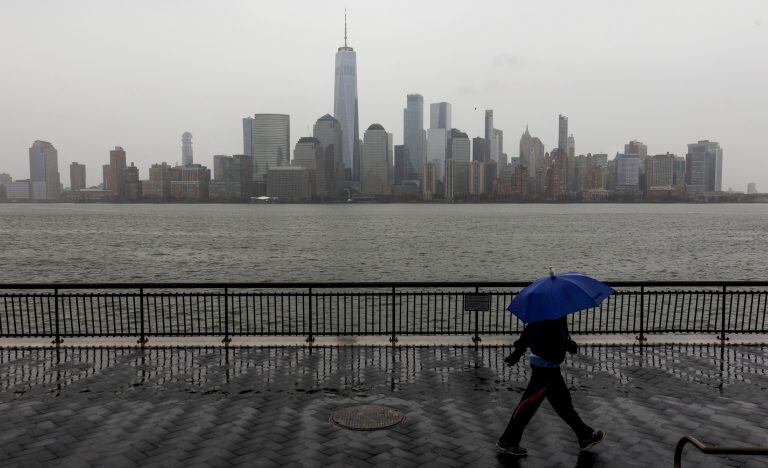 Una persona camina en Jersey City, New Jersey, Estados Unidos (EFE/EPA/JUSTIN LANE)