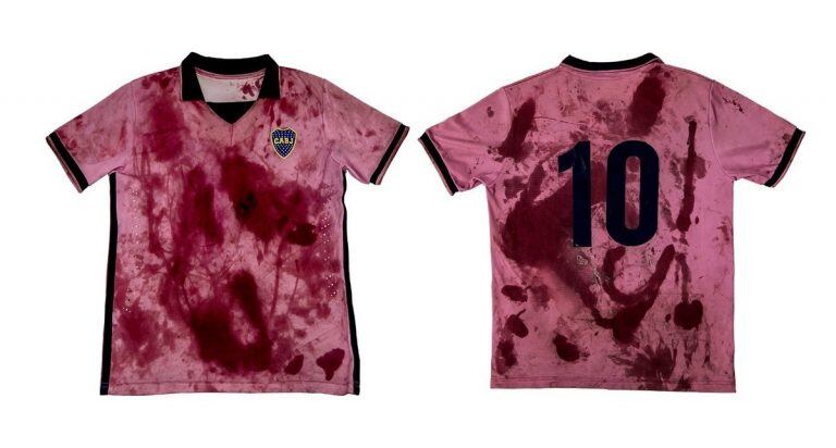 Así quedó la camiseta rosa de Boca usada por el personaje principal en 4x4 (Foto: Instagram/4x4pelicula)