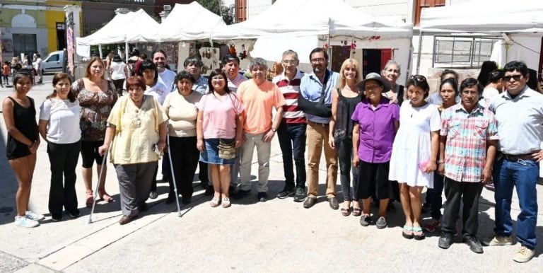 Los expositores de la Feria de Navidad de Auténticas Artesanías Jujeñas, con las autoridades que acompañaron su apertura.