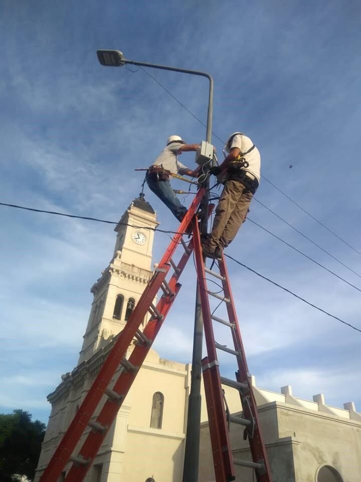 Técnicos colocando equipo de wifi en Plazoleta Alberdi.