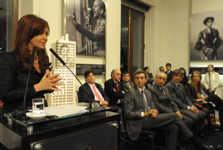 Carlos Zannini y Amado Boudou, de fondo, durante una cadena nacional de Cristina Kirchner en su presidencia, en 2011 (DYN)