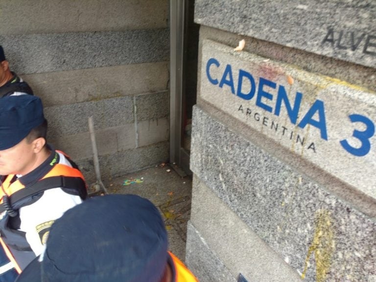 La protesta de Luz y Fuerza de este lunes con ataques a huevazos a Cadena 3 y rotura de vallas en la Lotería.