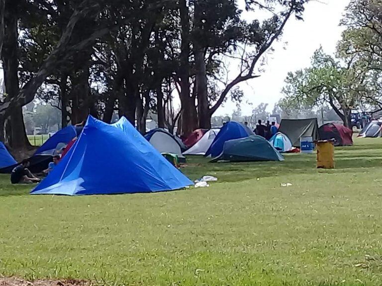 Los chicos acampan en el predio del INTA Rafaela.