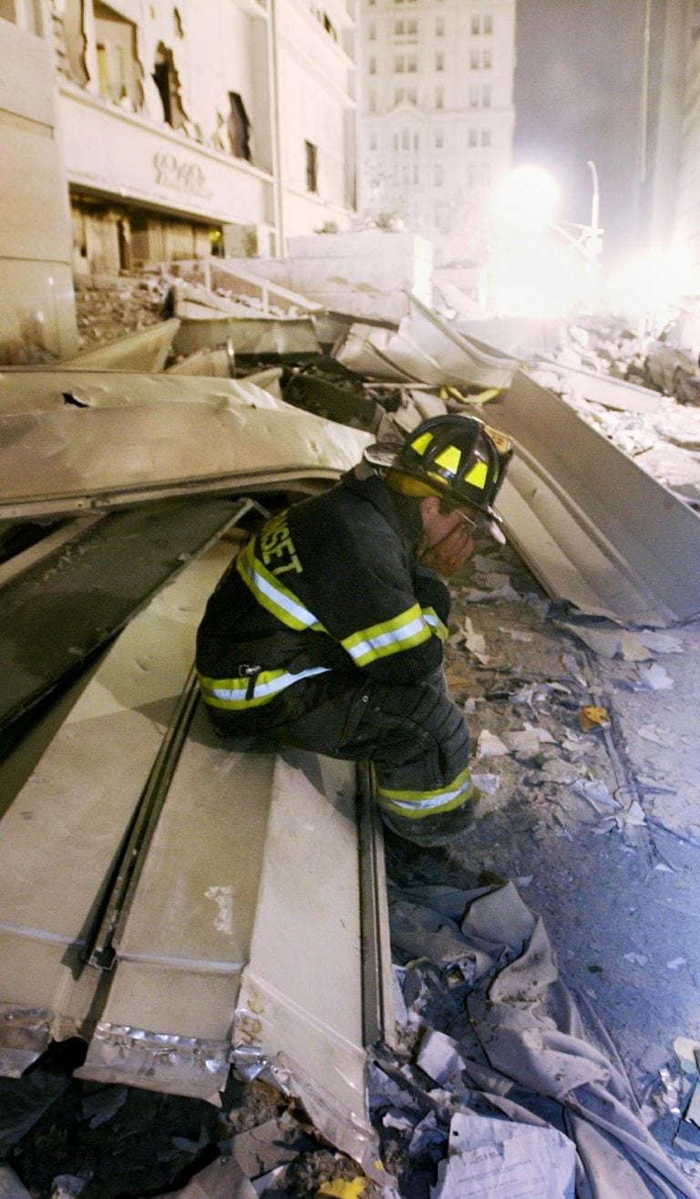 Bomberos trabajando en el lugar del atentado. (AFP)