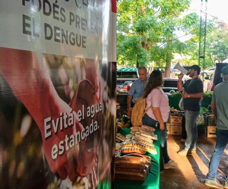 Con un megáfono en la Feria Franca de Villa Cabello se fue ordenando la circulación de vecinos que fueron a comprar alimentos. (Prensa Pdas.)