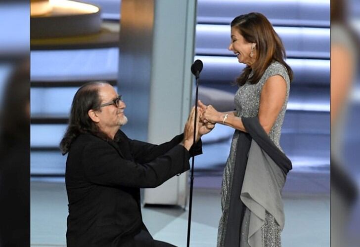 El director Glenn Weiss le propuso matrimonio a su novia, Jan Svendsen, durante la ceremonia. (REUTERS)