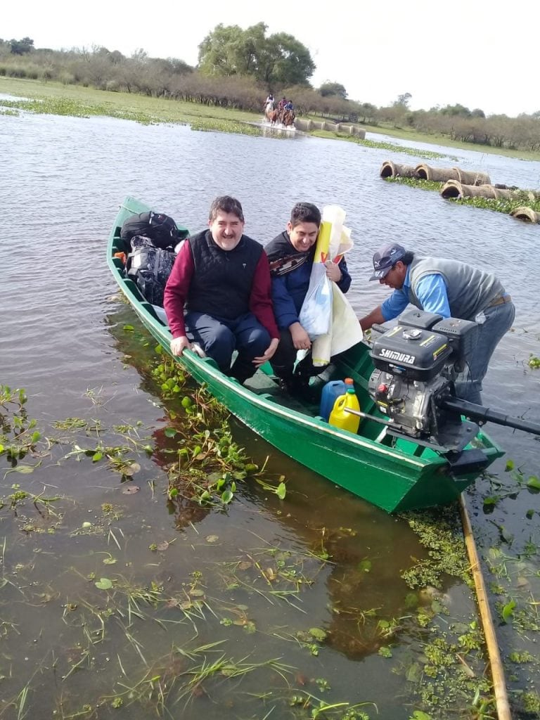 Sacerdote llegó en canoa hasta un paraje para dar misa