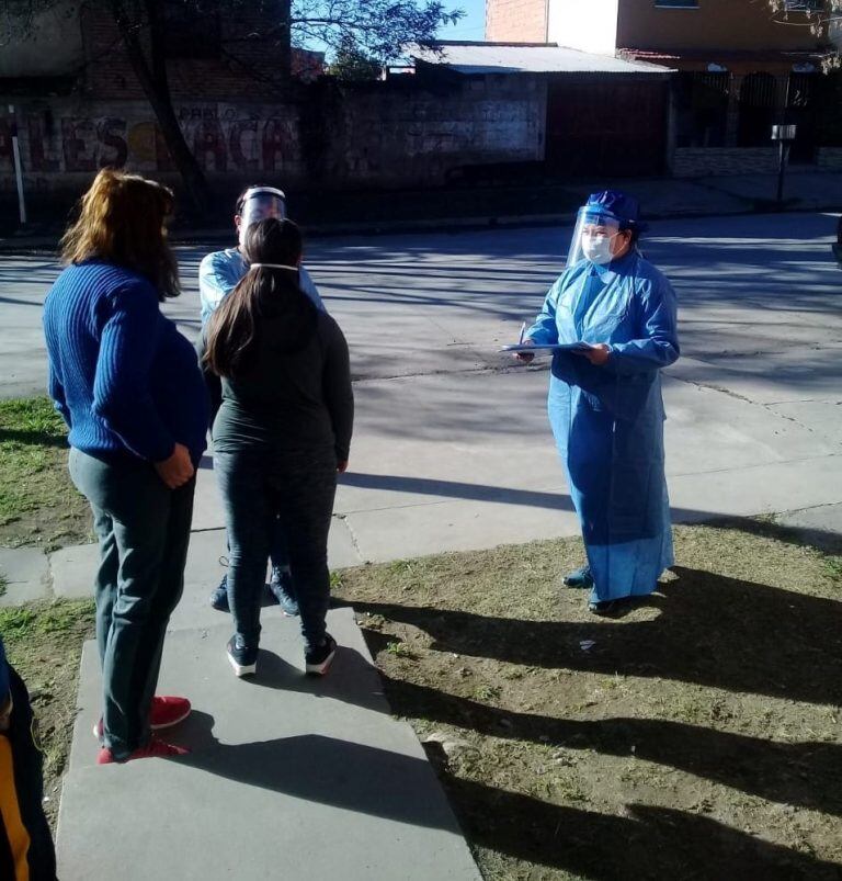 Una familia de Alto Comedero recibió a los testeadores este domingo cerca de las 9 de la mañana.