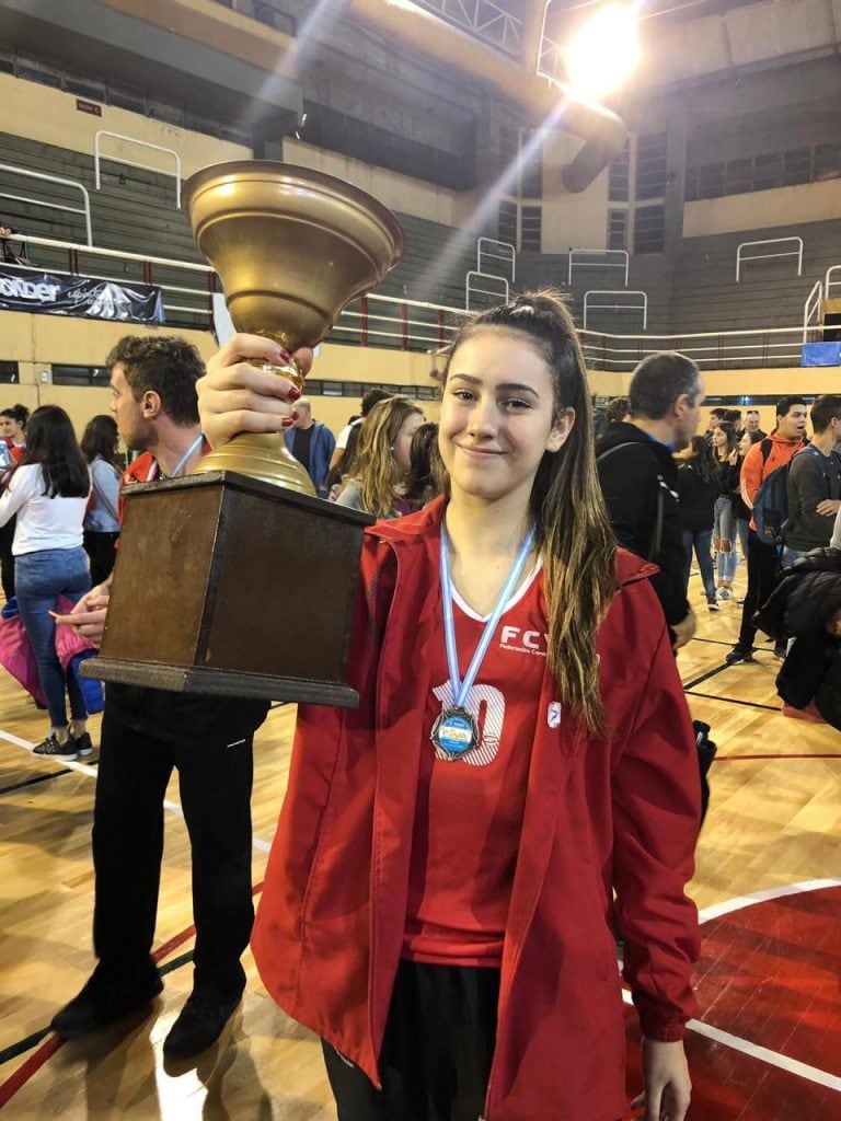 Mora Audenino levantando la copa en Rosario