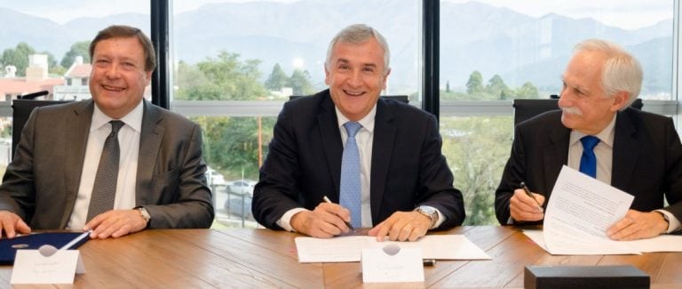 Los gobernadores Alberto Weretilneck y Gerardo Morales, junto al presidente del INVAP, Héctor Otheguy, al momento de firmar el convenio en Infinito por Descubrir.