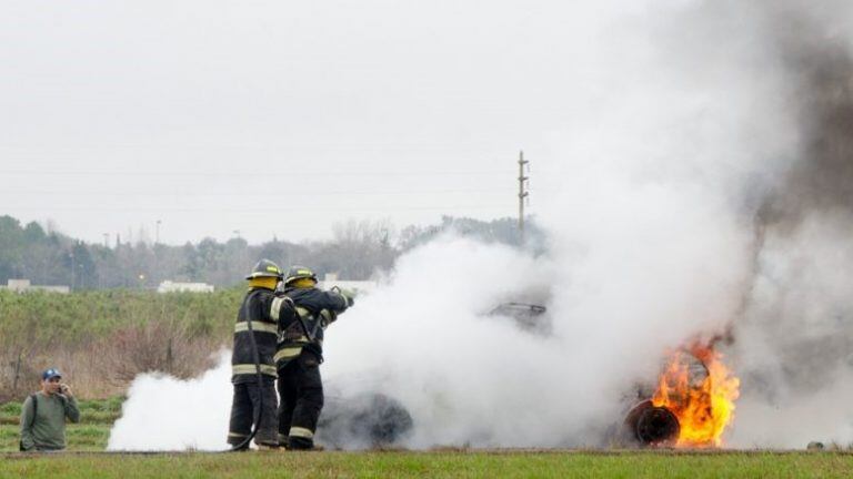 Impresionante incendio total de un auto en Autopista a Córdoba