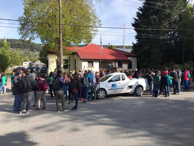 Crisis educativa en Esquel. Directivos de escuelas primarias toman medidas.