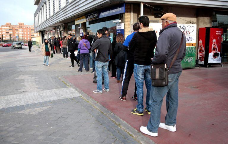 desocupacion desocupados busqueda de trabajo

People queue outside a government-run job centre in Madrid, Spain, April 27, 2016. REUTERS/Andrea Comas españa madrid  españa colas en agencia de empleo del gobierno crisis economica desempleo desempleados