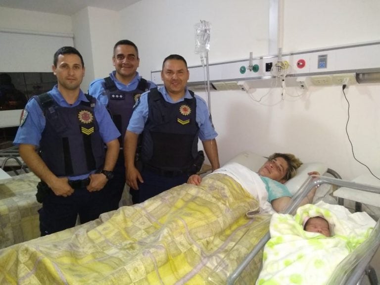 Personal de la policía junto a la madre y su bebé recién nacido (Foto: Dirección Seguridad Zona Sierras Chicas)