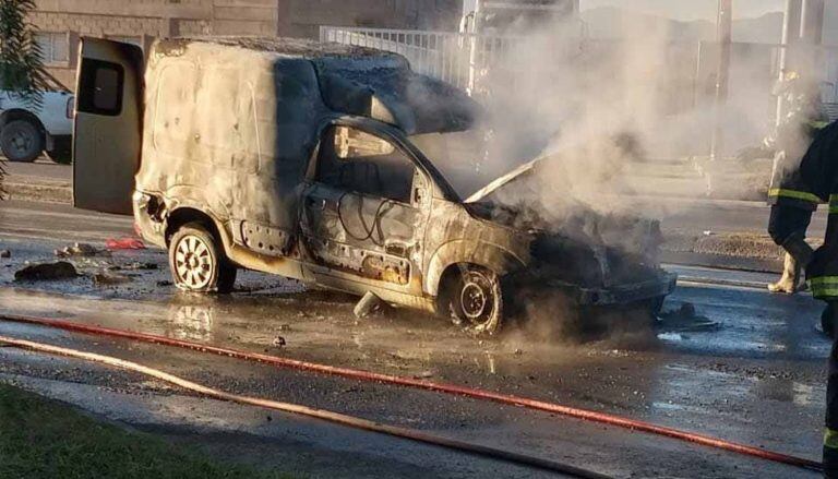 Auto en llamas en barrio Santa Ana. (Web)