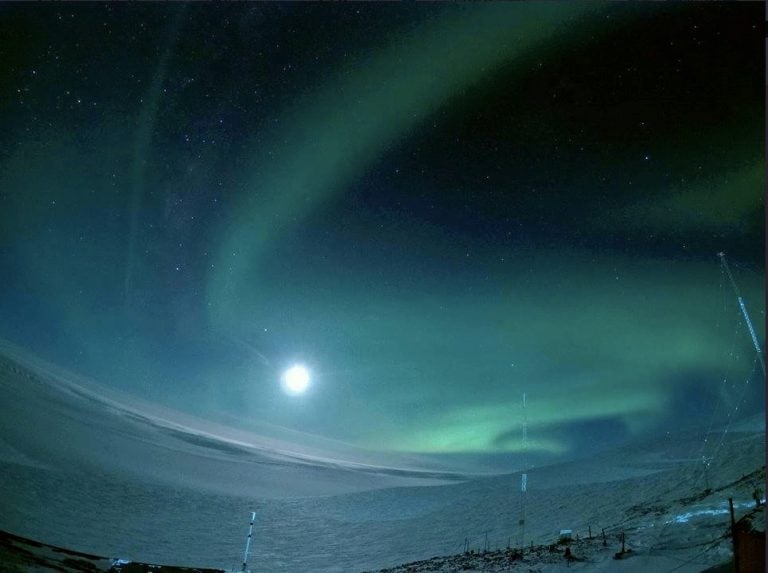 Le belleza de las auroras australes captadas desde la Base Belgrado II de la Antártida Argentina.