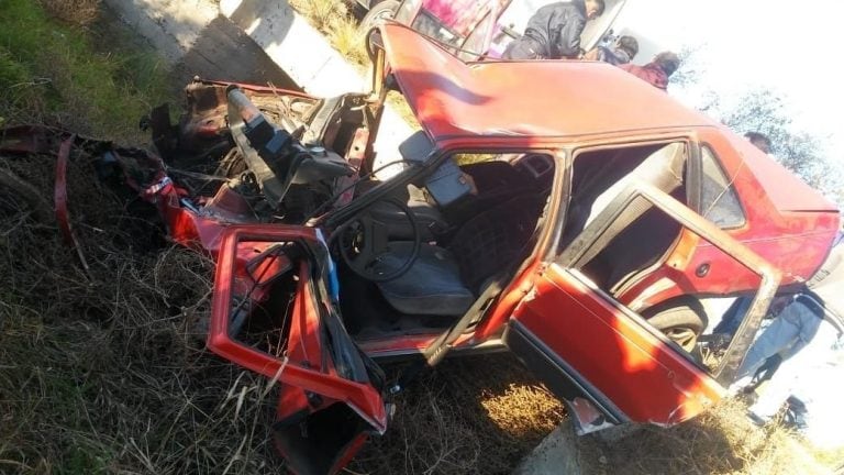 El Fiat Regata impactó contra un árbol en el ingreso a La Toma.