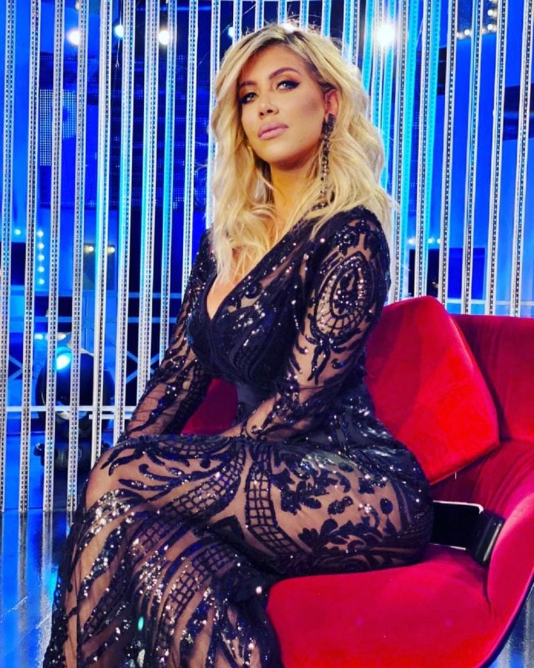 Wanda Nara eligió un vestido negro con transparencias para su debut en el reality de la TV italiana (Foto: Instagram/ @wanda_icardi)