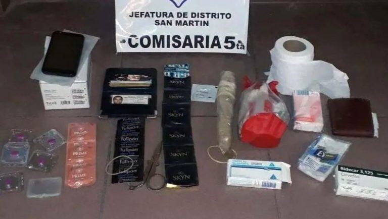 Los efectivos encontraron dentro del auto varios preservativos, pastillas de viagra y hasta un consolador.