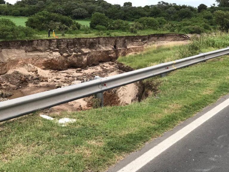 En la ruta 8 a la altura del Puente Antártida se produjo el desmoronamiento del terraplén.