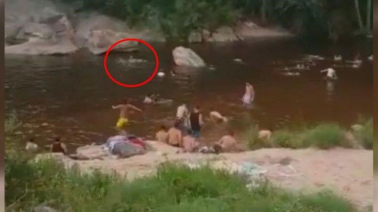 El rescate de un abuelo y su nieto en el río San Antonio a la altura del balneario El Fantasio. (Foto: ElDoce.tv).