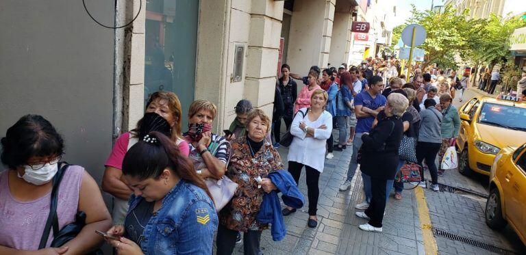 Colas en bancos de Córdoba.