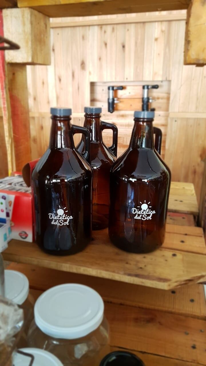 Dietética del Sol ofrece cerveza artesanal -rubia y negra- a granel y en growler.