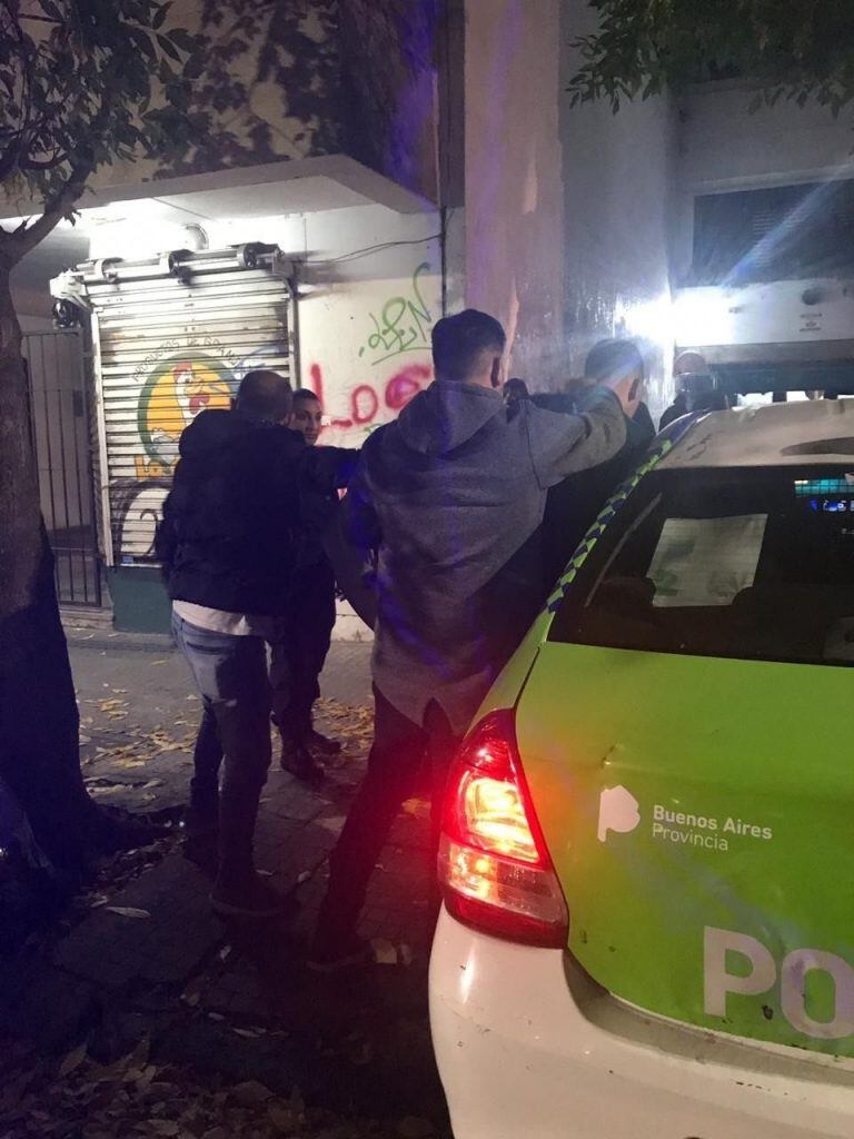 Intentaron robar un local comercial pero fueron detenidos gracias a las cámaras de seguridad (0221).