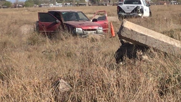 Hallan un cuerpo si vida en un auto