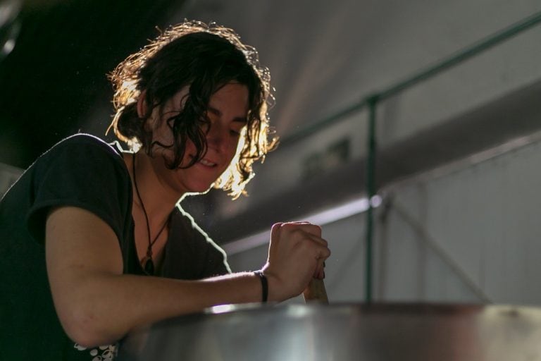 Valentina Ros cocinando cerveza.